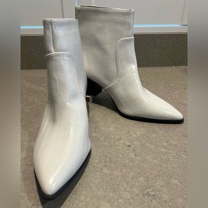 Pointy Toe Heeled Bootie Womens Size 10